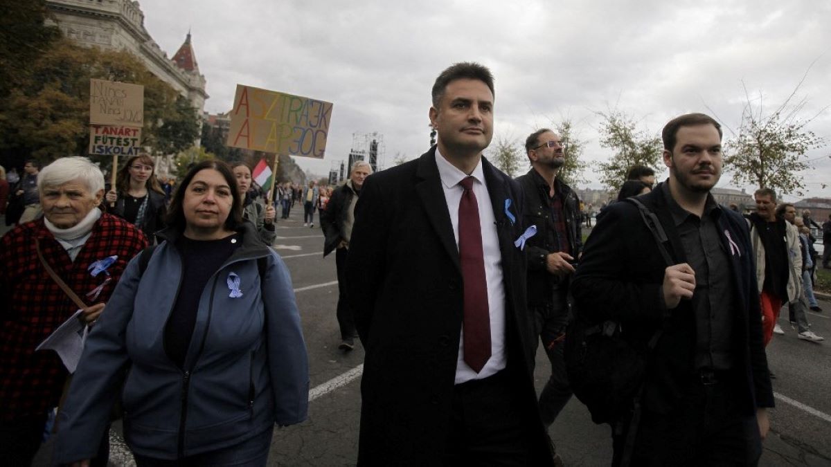 Idáig süllyedt Márki-Zay Péter: plakátokat rongált, majd be is mutatta a művét (FOTÓK)