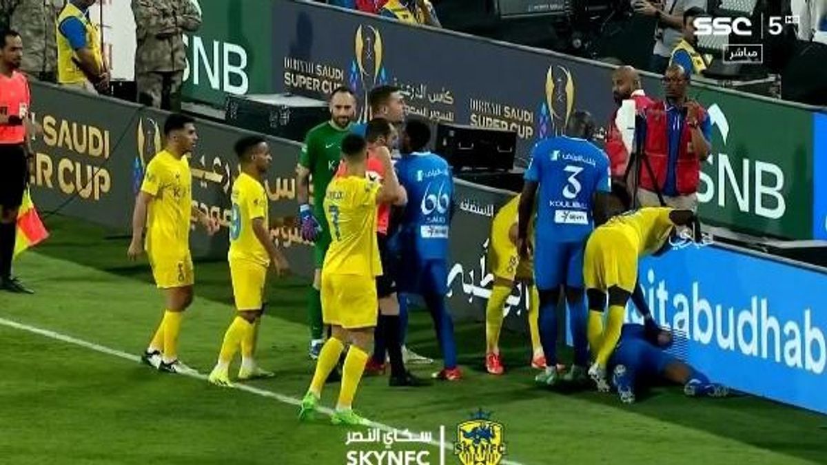 Ronaldo nem bírta cérnával, kis híján megütötte a bírót! (VIDEÓ)