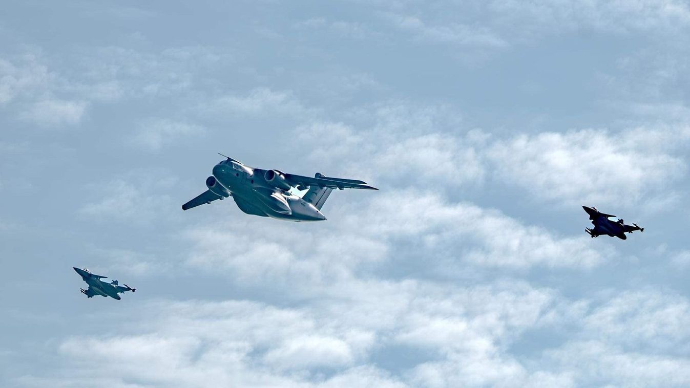KC–390-es készül landolni Magyarországon, a kecskeméti katonai repülőtéren. Gripenek kísérik
