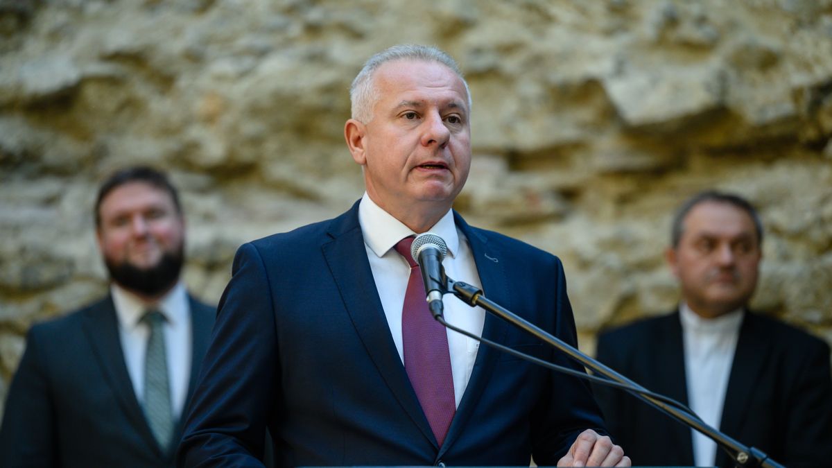 Nyomozás indult a pécsi polgármester és alpolgármester ellen