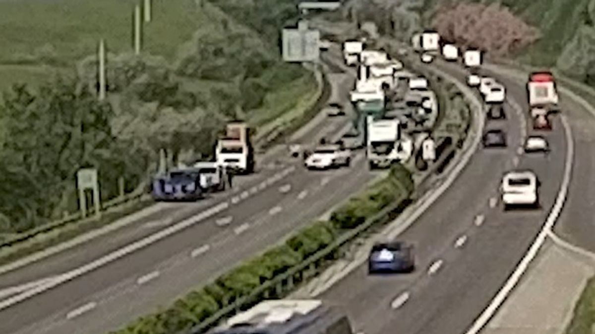 Sokkoló jelenet: megbénította az M1-es autópályát a tetején pörgő autós (VIDEÓ)