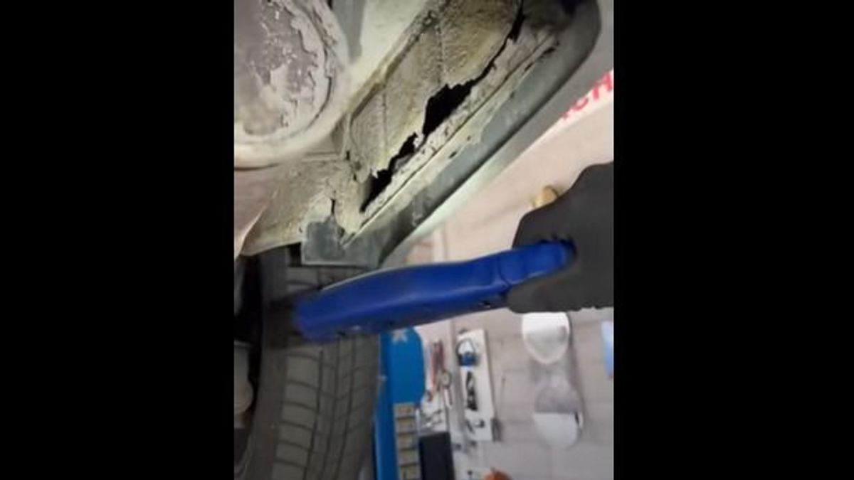 Ha ilyen öreg a kocsija, inkább már ne foltozza (VIDEÓ)