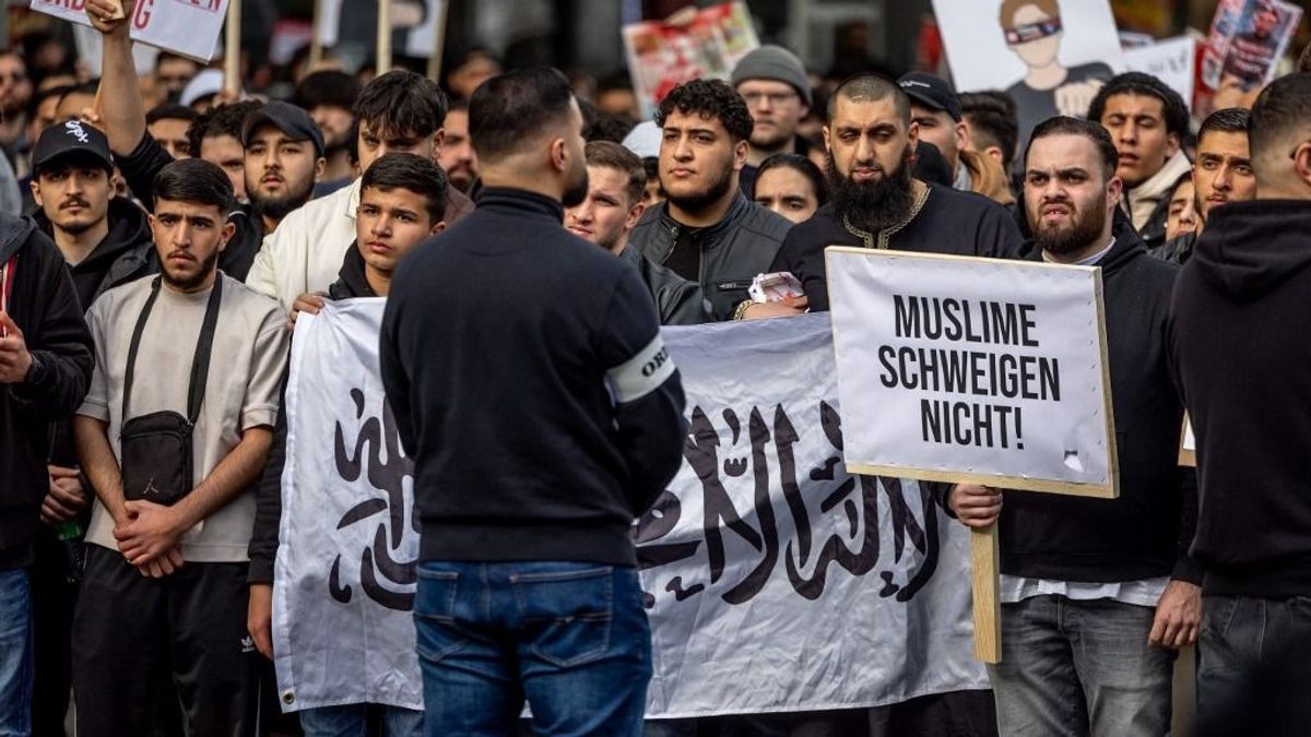 Ezren vonultak Hamburg utcáin kalifátusért kiáltva, csak úgy zengett az „Allahu akbar!”