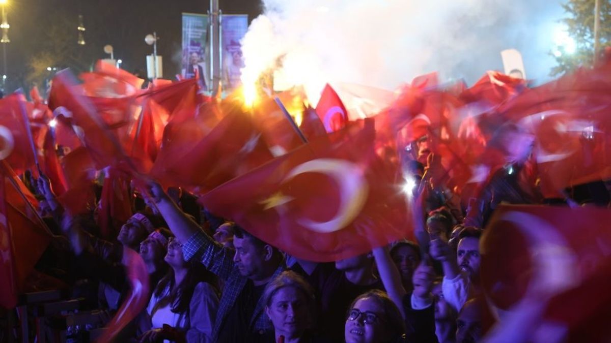 Ünneplés közben zuhant le és hunyt el a legnépszerűbb ellenzéki párt elnökjelöltje (VIDEÓ)