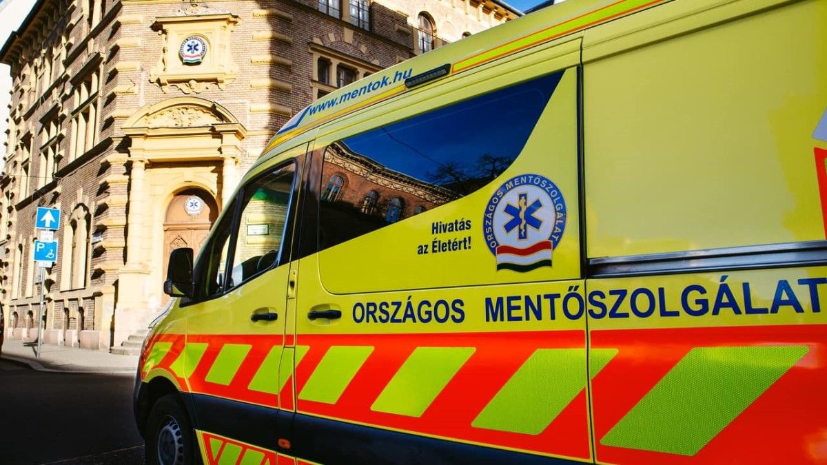 Rendőrök élesztettek újra egy férfit egy budapesti villamosmegállóban