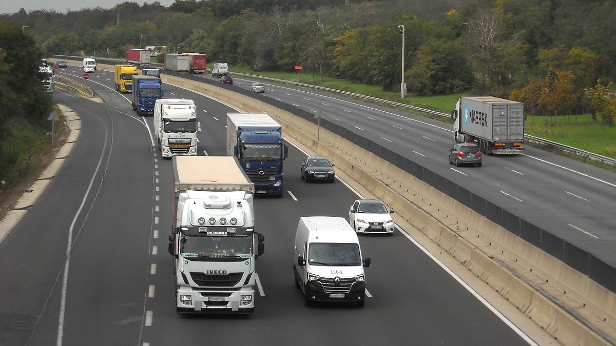 Telítettek a sávok az M3-ason, de nemcsak ott élénk a forgalom