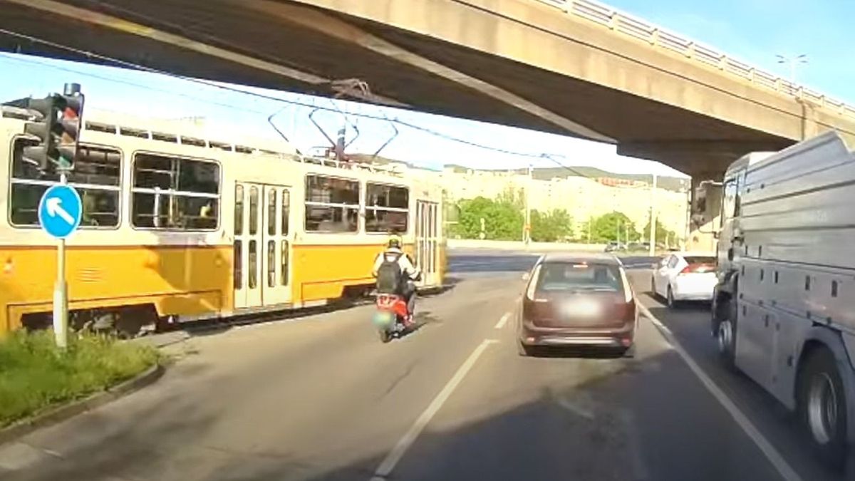 Zöldet kaptak az autósok, majd balról jött óriási tempóban az 1-es villamos (Videó)