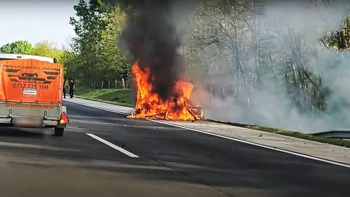 Így lángolt a kocsi az M5-ösön (Videó)