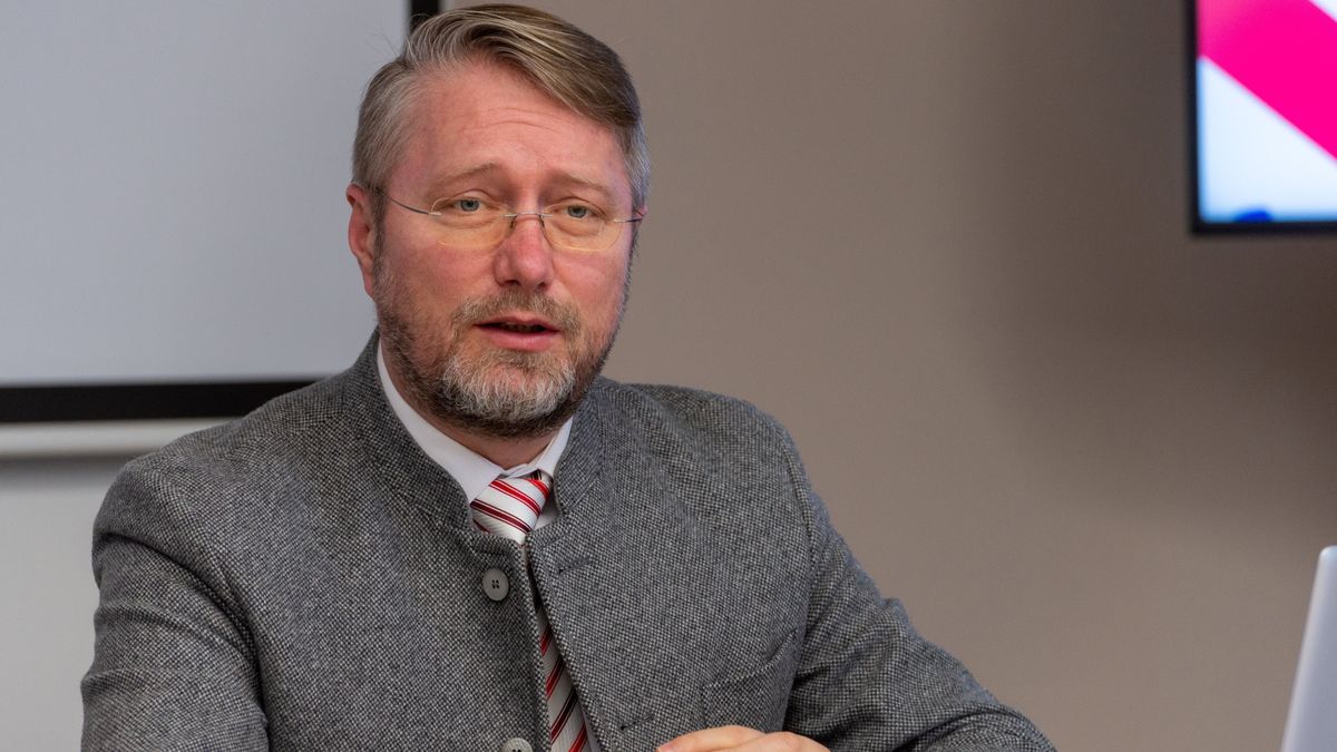 „Nem öl meg a szúnyog, de dünnyög, dünnyög, dünnyög és idegesít” – erdélyi magyar politikusok estek egymásnak (VIDEÓ)