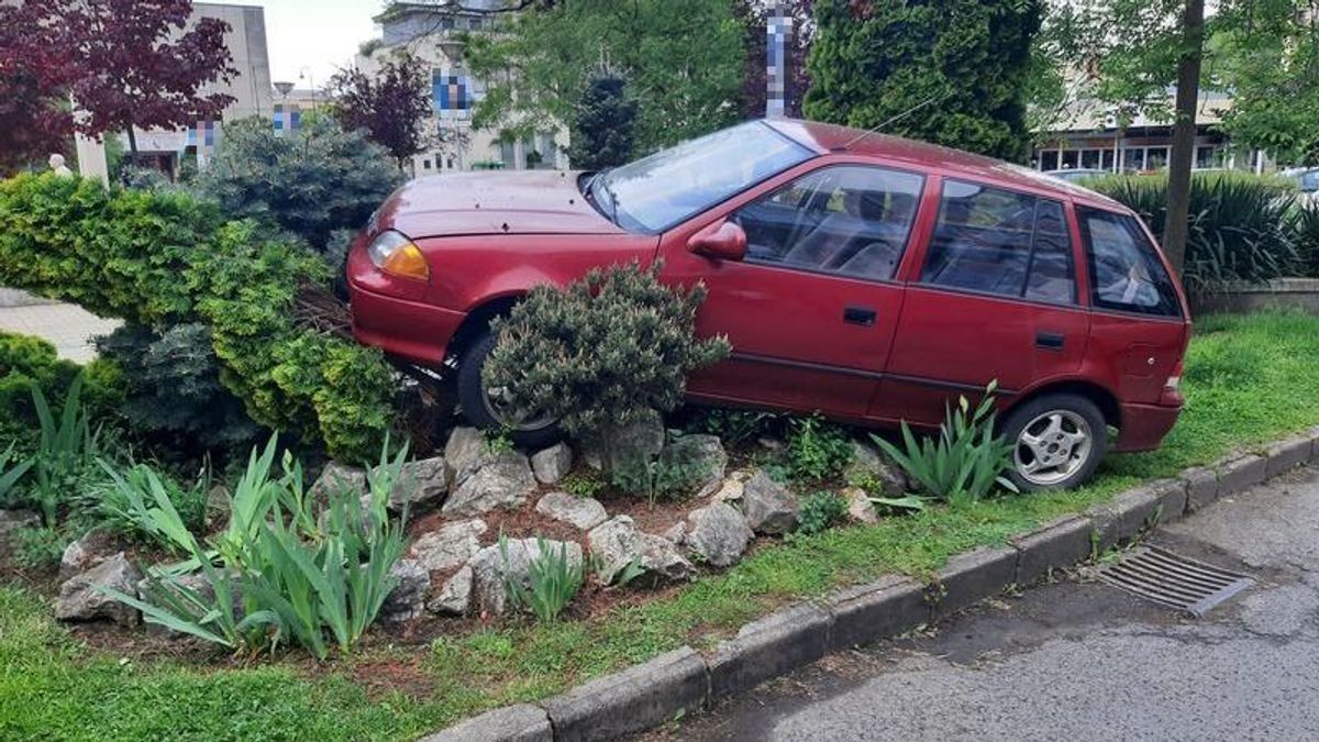 Suzuki ugrott a sziklakertbe Salgótarjánban, a rendőrök sem tudták komolyan venni