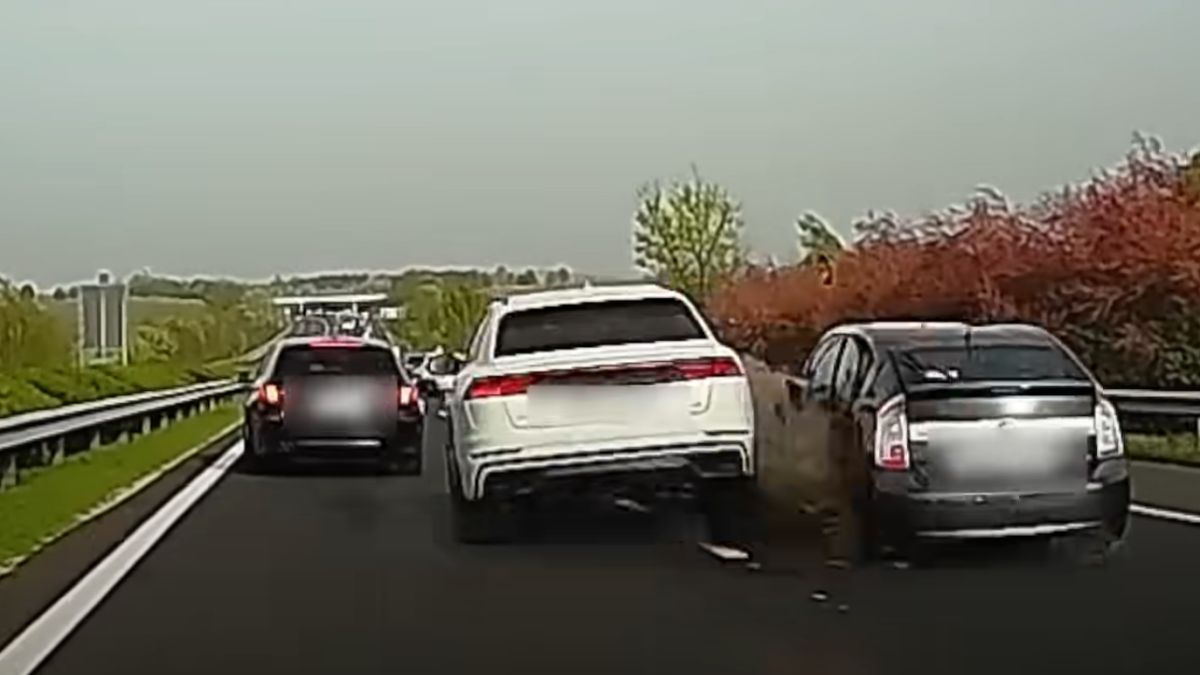 Így csapódott az Audi az M7-esen a feltorlódott autókba (VIDEÓ)