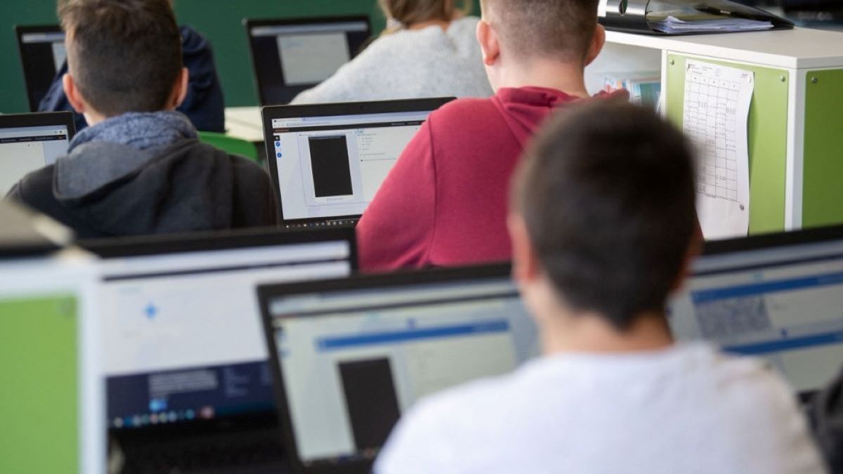 Elképesztő számok: újabb kétszázezer diák kap notebookot az államtól