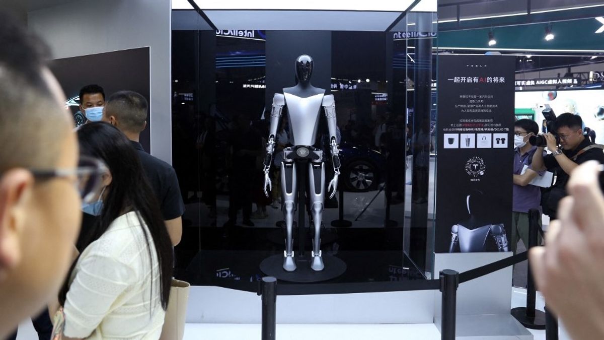 Musk nagy bejelentést tett: 2025-re elérhető lesz a Tesla humanoid robotja