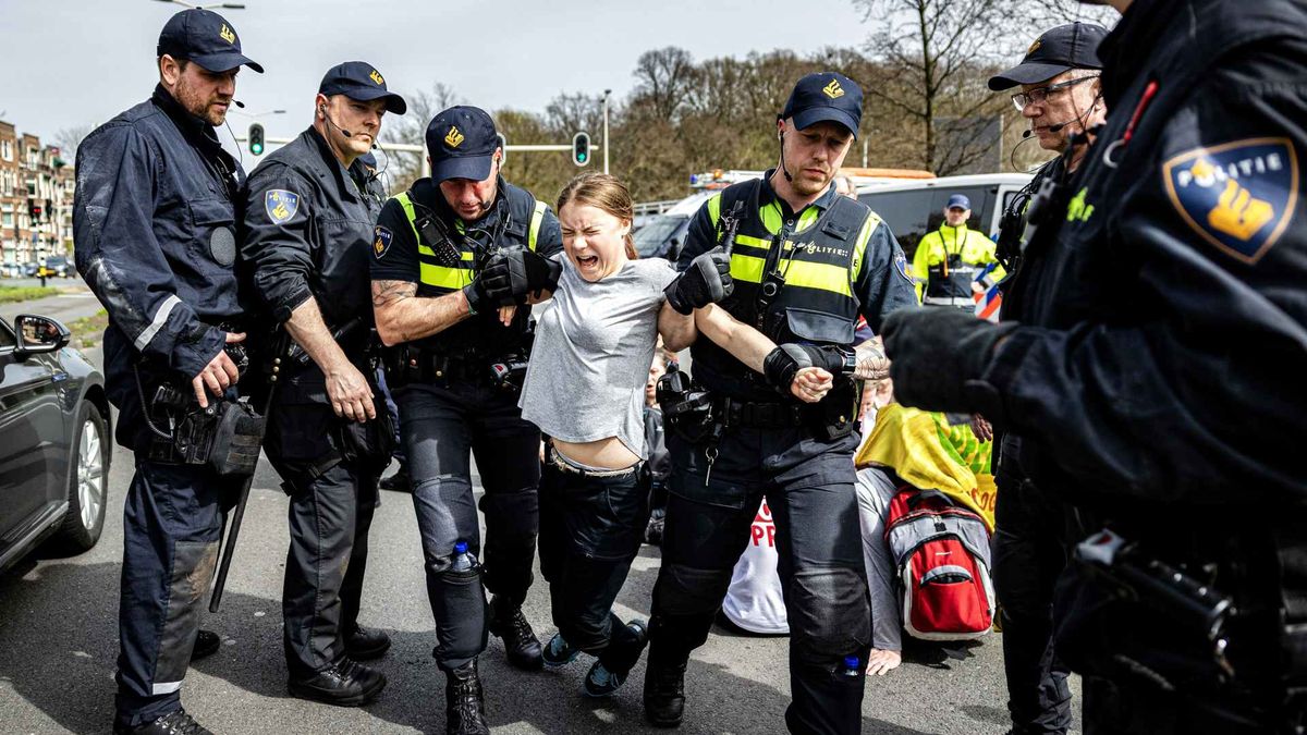 Greta Thunberget a rendőrök vitték el a hágai klímatüntetésről (VIDEÓ)