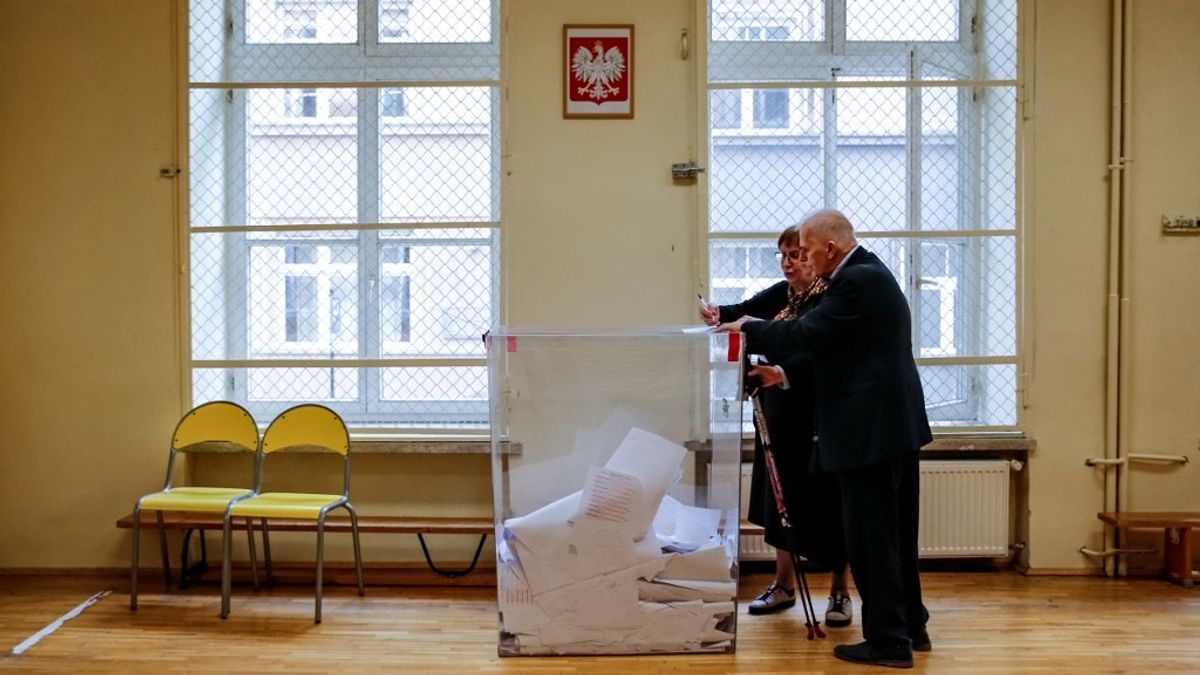 Részegen, játékpisztollyal ment szavazni egy férfi Lengyelországban