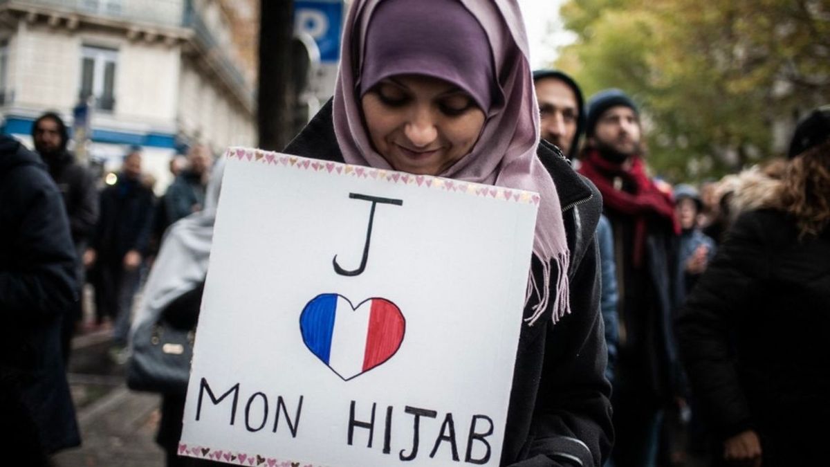 „Kómába esett a 13 éves francia lány, akit muszlim fiatalok az öltözete miatt vertek félholtra”