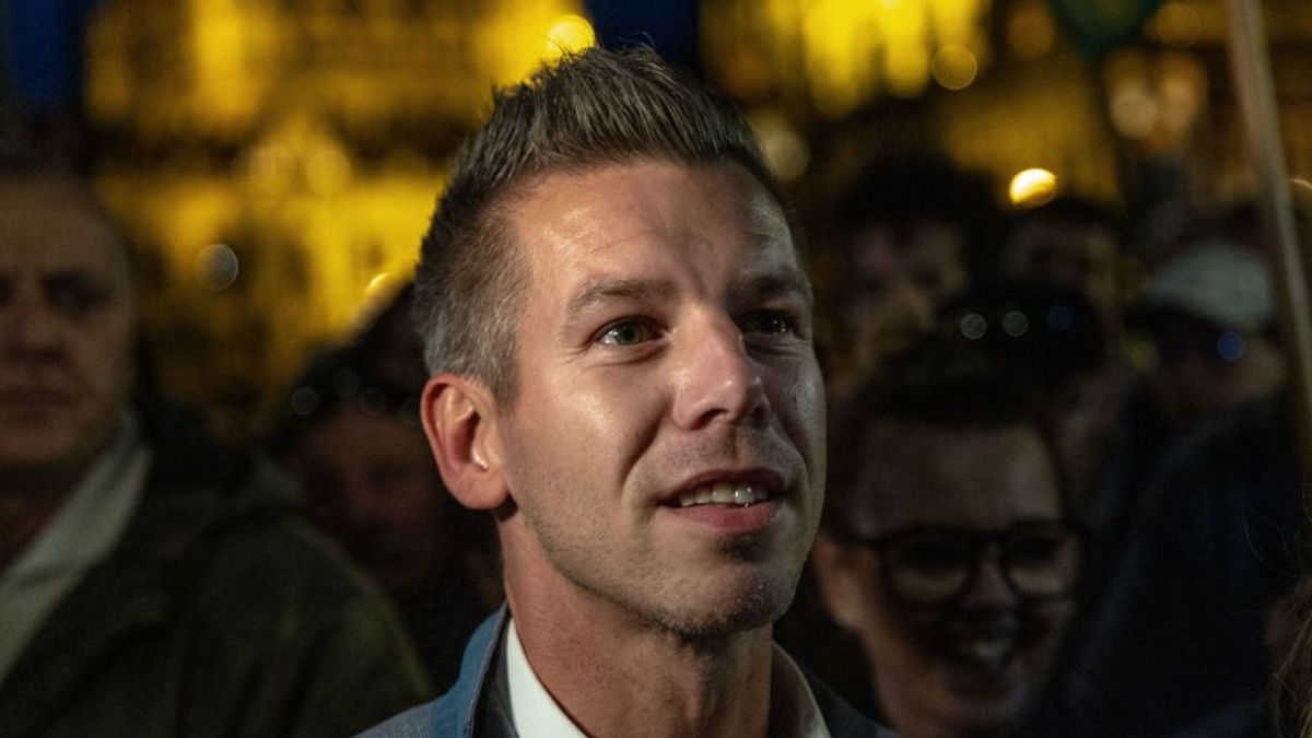 Paródia született Magyar Péterről, aki már mindenki mögött Rogán Antalt látja