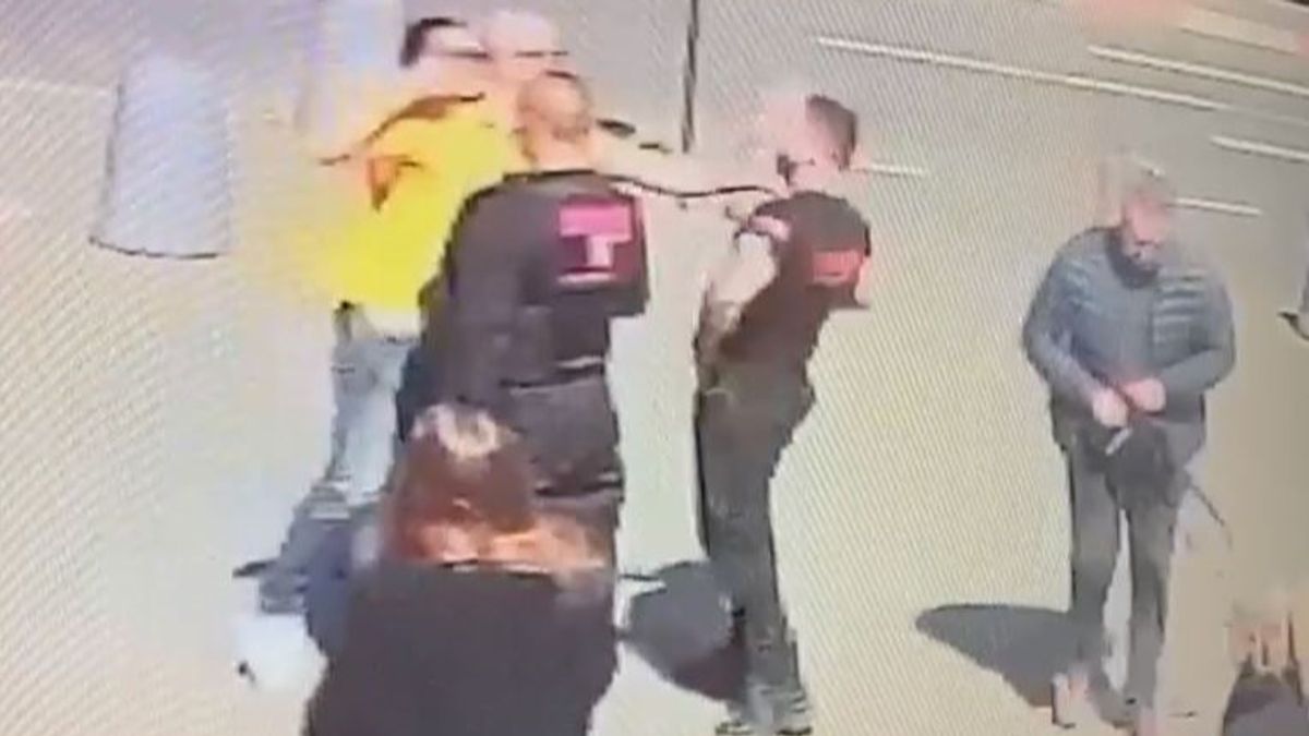 Beállt a mozgássérülteknek fenntartott helyre, aztán pisztollyal fenyegetőzött (VIDEÓ)