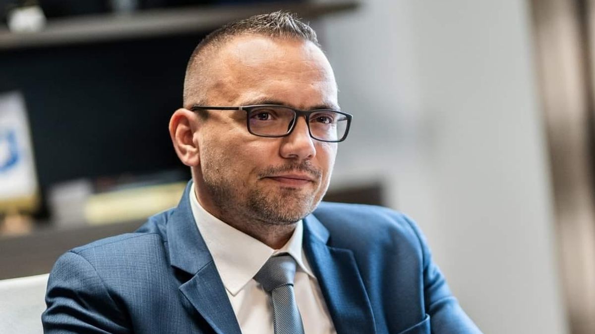 Hatmilliós jutalmat szavaztatott meg magának a Magyar Péterrel színpadra lépő ellenzéki polgármester
