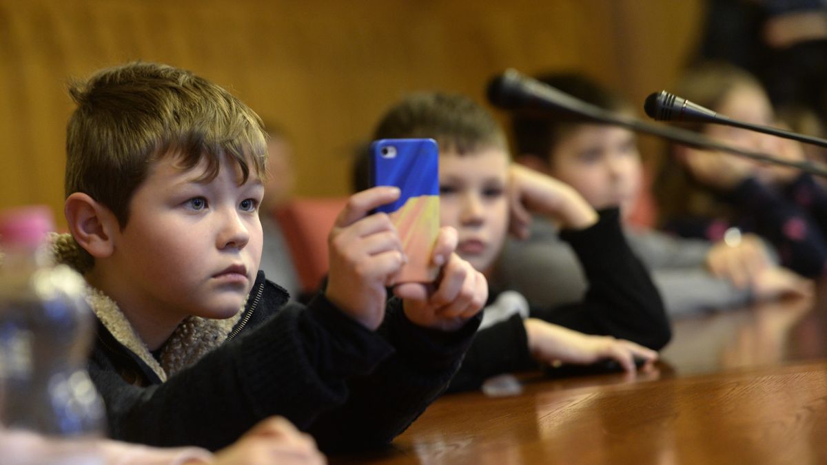 Szlovákiában betiltják a mobiltelefonozást az általános iskolásoknak