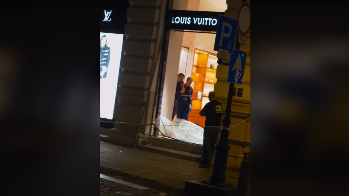 Betörtek a budapesti Louis Vuitton üzletbe (videó)