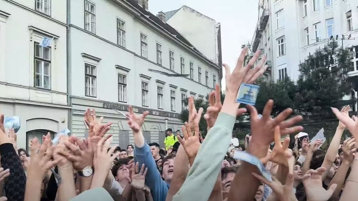 A nagy pénzszórás – ezresekért taposták le egymást a fiatalok a Deák téren