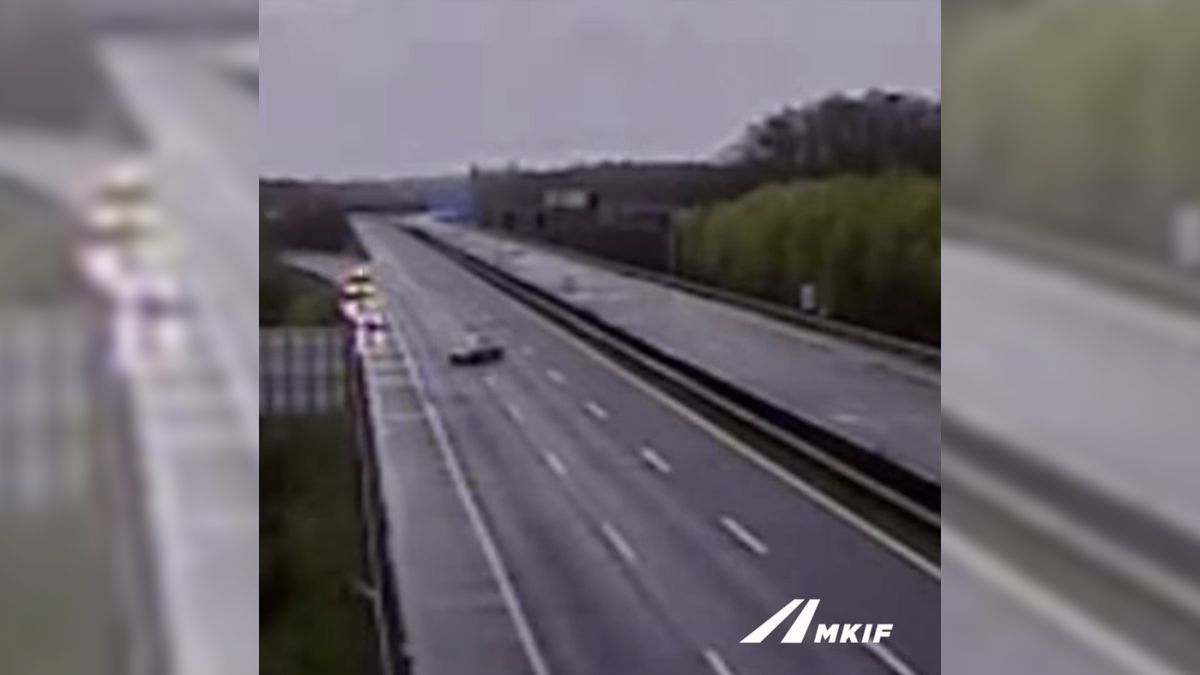 Szinte azonnal a korláthoz csapódott az M7-esen egy autó (VIDEÓ)
