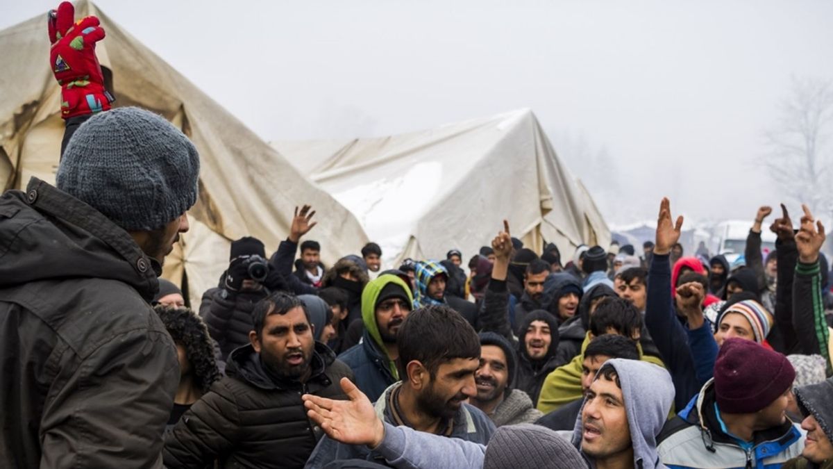 Brüsszeli pánik: még az EP-választások előtt át akarják nyomni a migránspaktumot