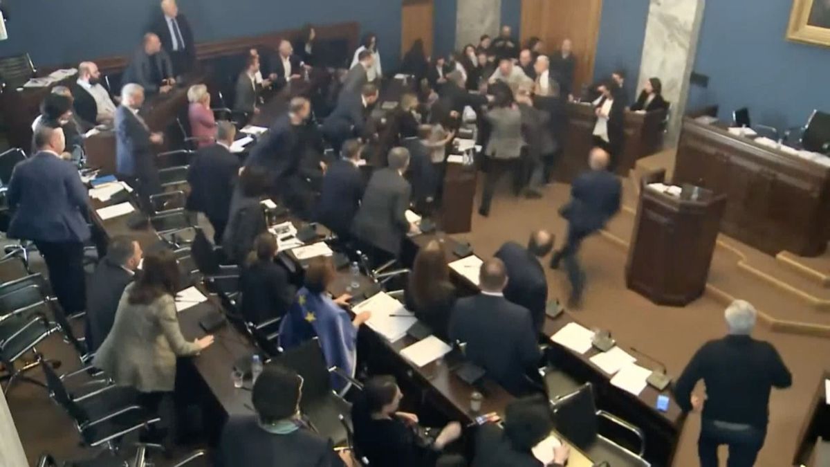 Megrázták a pofonfát: brutális tömegverekedés tört ki a grúz parlamentben (VIDEÓ)