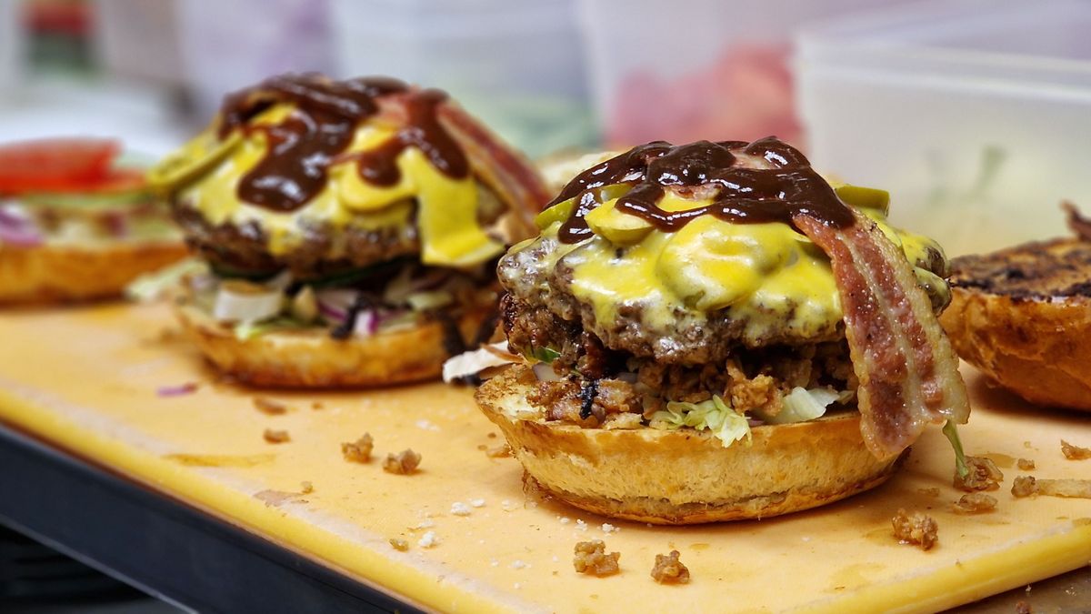 Húst hússal – Ahol a retró és a prémium burger találkozik a 8. kerület szívében