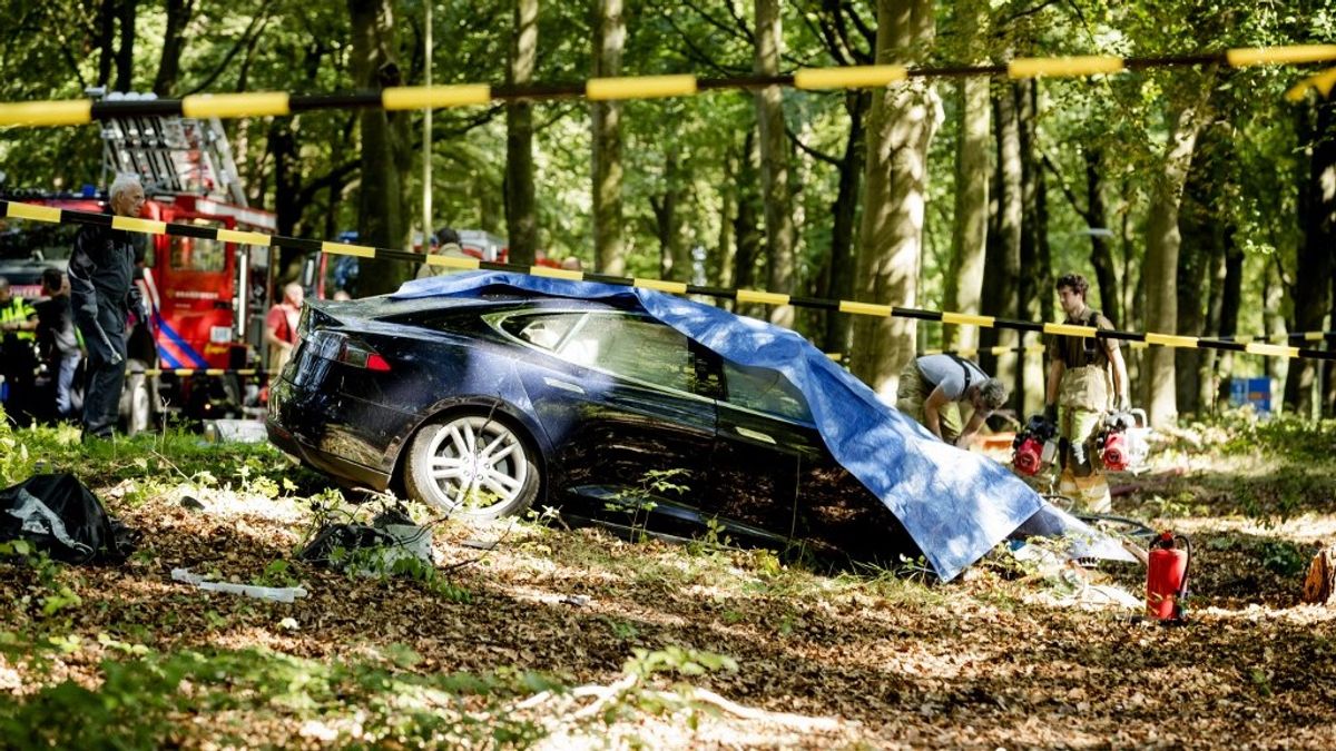 Kemény vizsgálat indult a Tesla ellen: mégsem olyan megbízható az önvezető funkció?