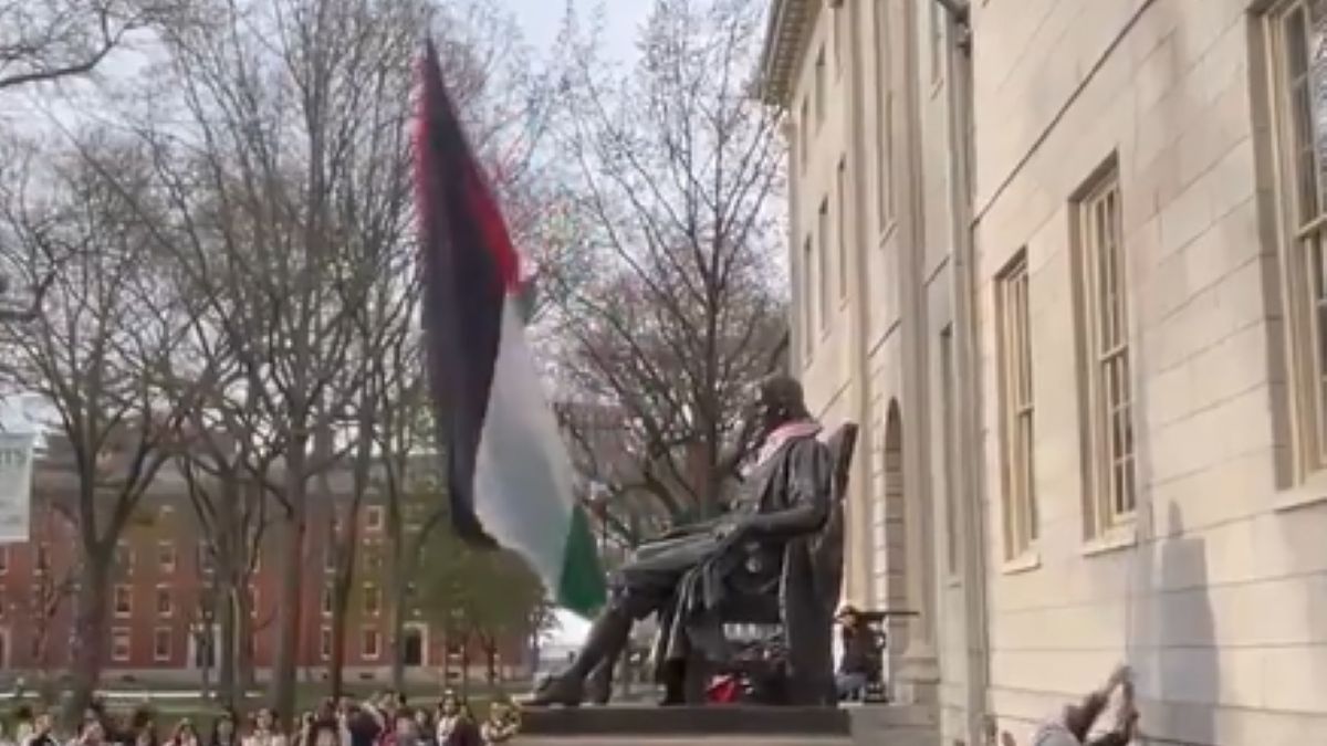 Ilyet még nem látott: a harvardi diákok palesztin zászlóra cserélték le az amerikai zászlót (VIDEÓ)