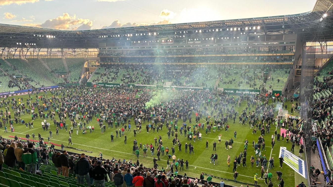 A Ferencvárosi Torna Club szurkolói a Groupama Arénában rendezett, gól nélküli döntetlennel véget ért Ferencváros - Kisvárda mérkőzést követően ünneplik a klub 35. bajnoki címét. 