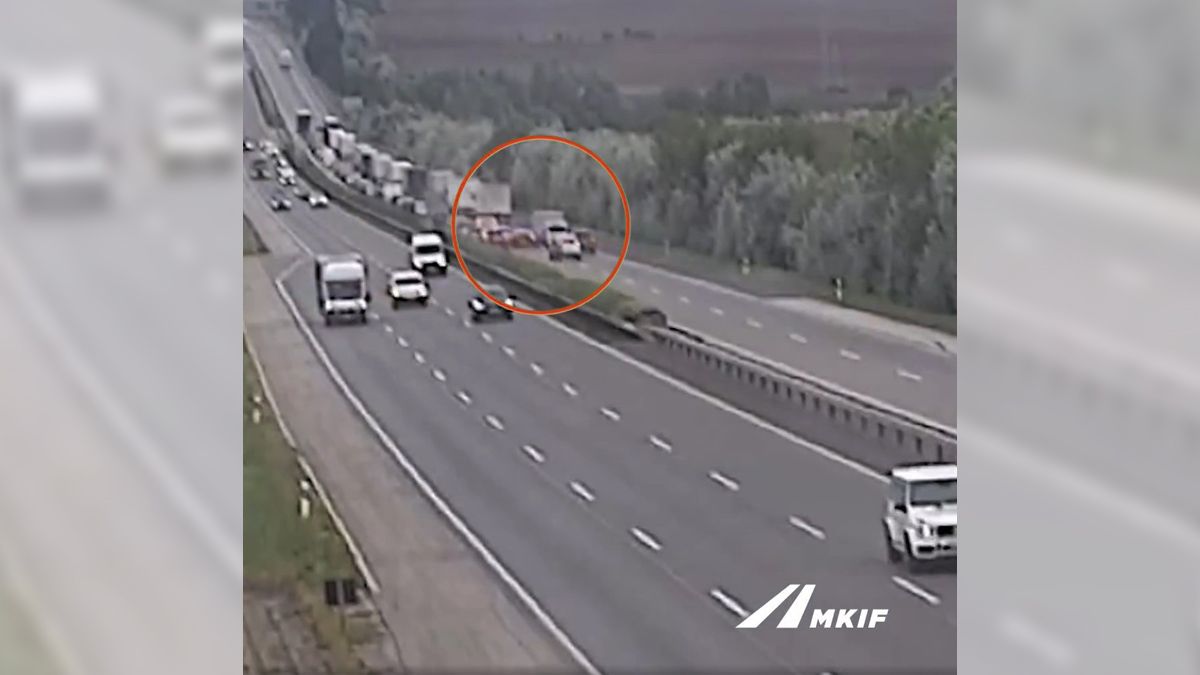 Nem tartották a követési távolságot, kész is lett a káosz (VIDEÓ)