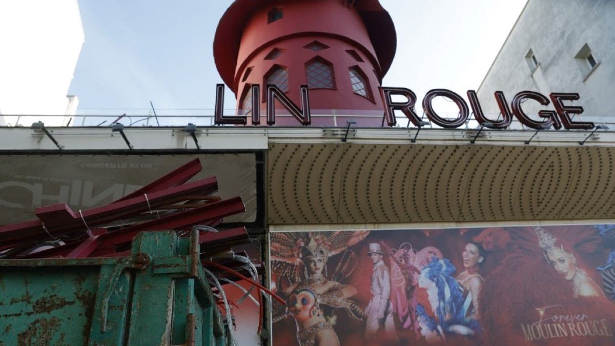 Csütörtök hajnalban leszakadtak a párizsi Moulin Rouge híres szélmalmának lapátkerekei (VIDEÓ)