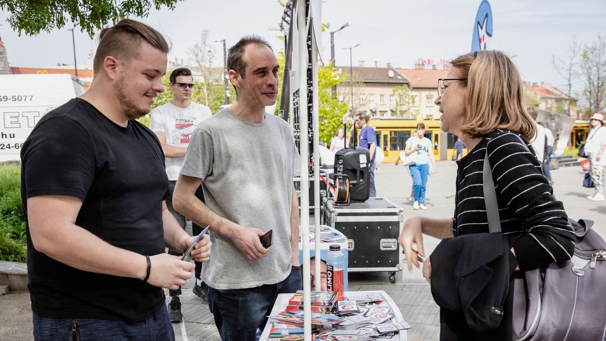 A Kutyapárt a Momentum ellen tüntet a hegyvidéki előválasztás véghajrájában