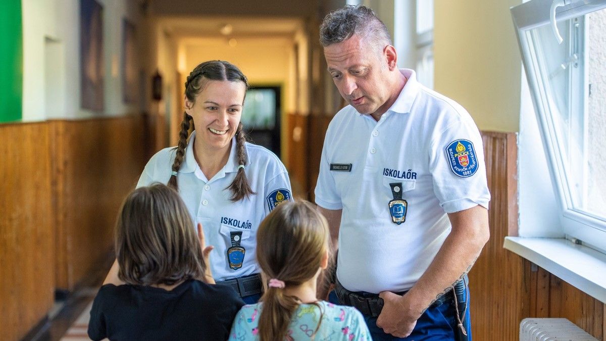 Friss adatok: kiderült, hány iskolaőr áll szolgálatban, és az is, milyen veszélyes eszközöket visznek a gyerekek az iskolákba