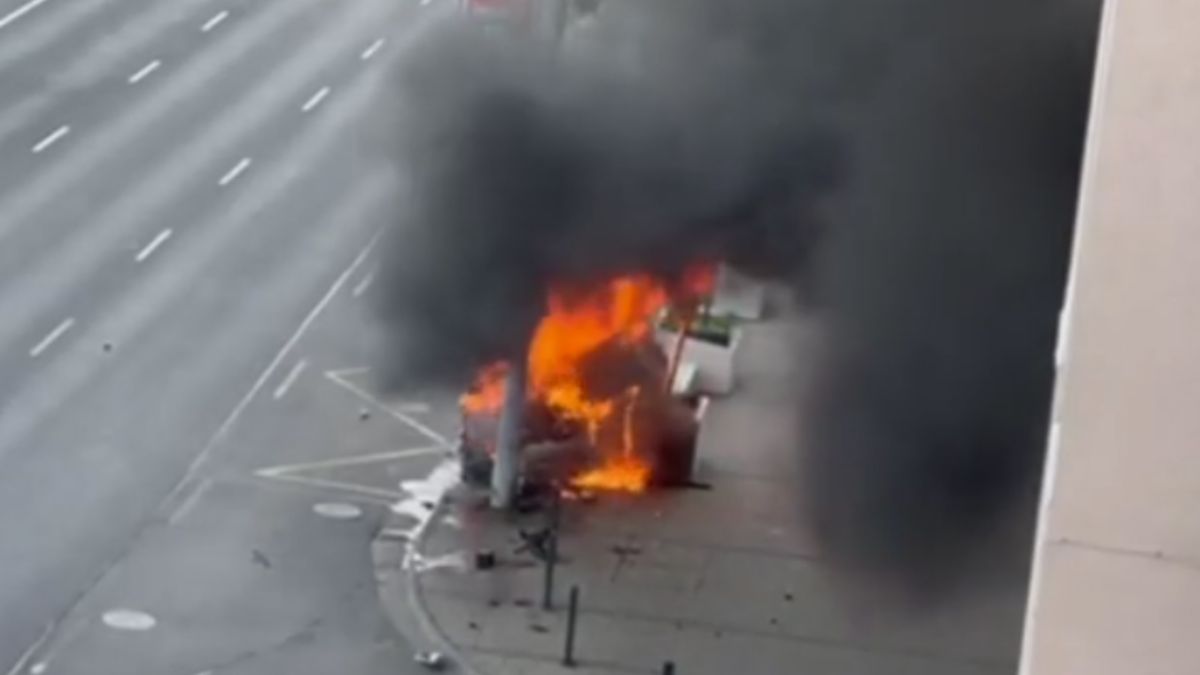 Villanyoszlopnak ütközött és kigyulladt egy autó a Váci úton