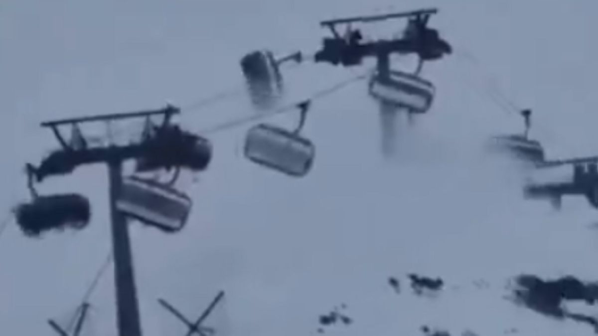 Megvalósult a síelők egyik rémálma Olaszországban: összevissza dobálta a sífelvonót a 100 km/órás szél (VIDEÓ)