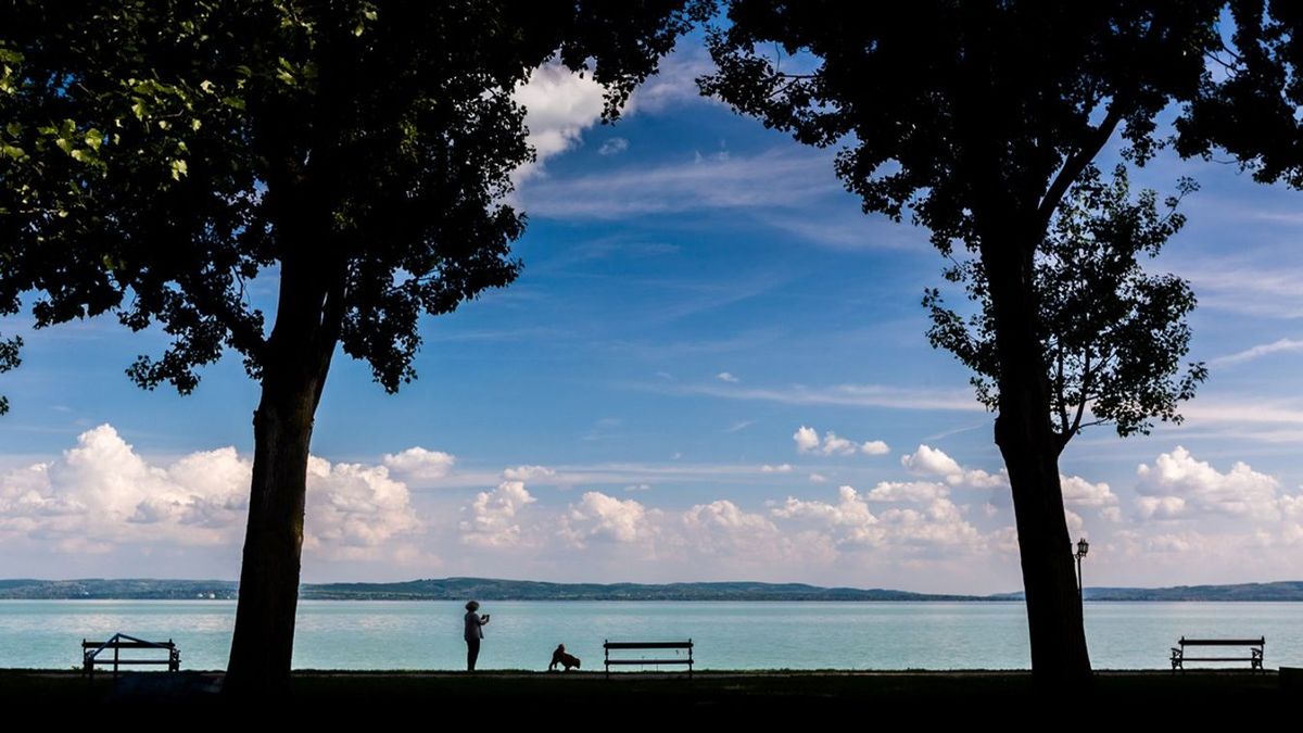 Elmerült egy autó a Balatonban Fonyódnál, daruval kellett kiemelni