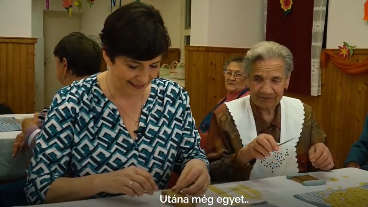 Nyugdíjas klubban járt Dobrev Klára, megtanították csigatésztát készíteni (videó)
