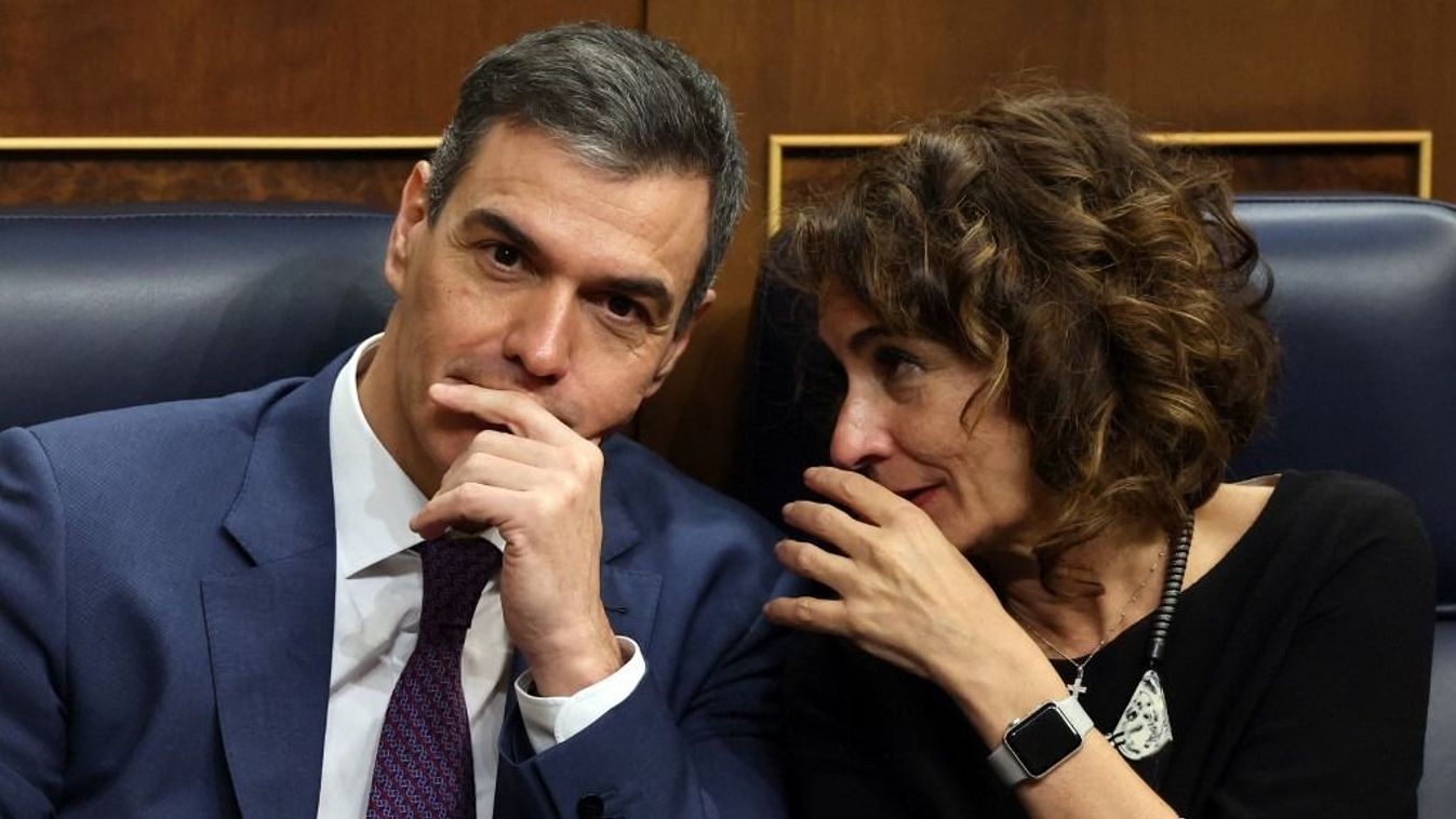 Pedro Sánchez spanyol szocialista kormányfő és Maria Jesus Montero pénzügyminiszter