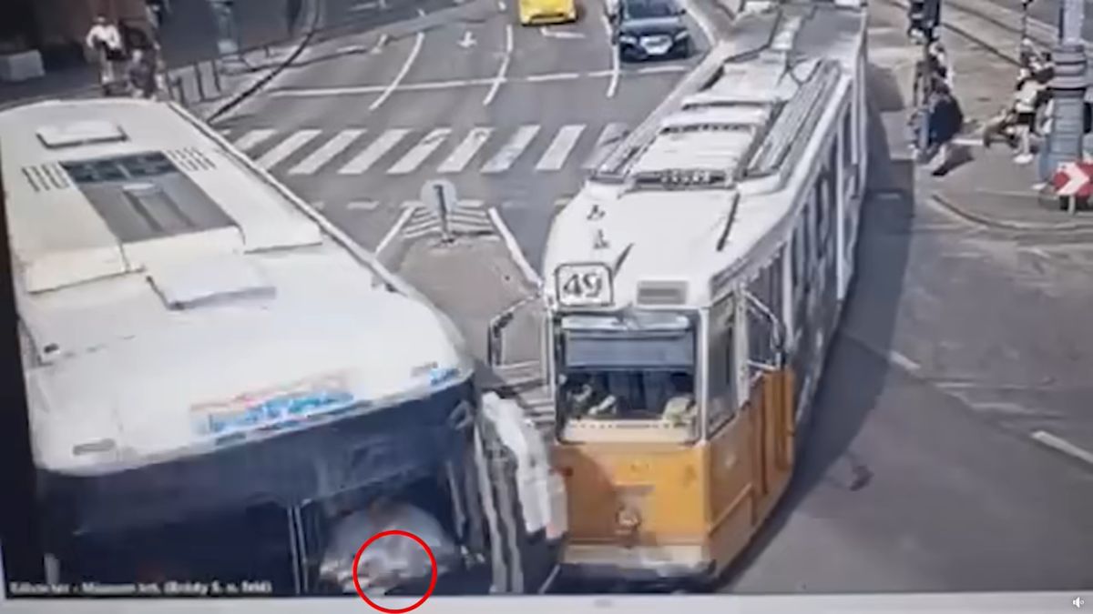 Nézze meg, hogyan hajtott a pesti villamosnak a turistabusz (VIDEÓ)