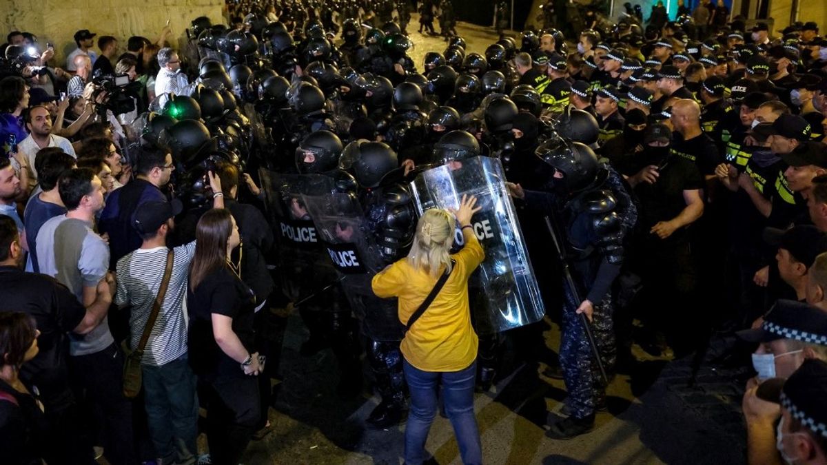 „Oroszország kifelé!” – EU-párti tüntetők kerítették be a grúz parlamentet (VIDEÓ)