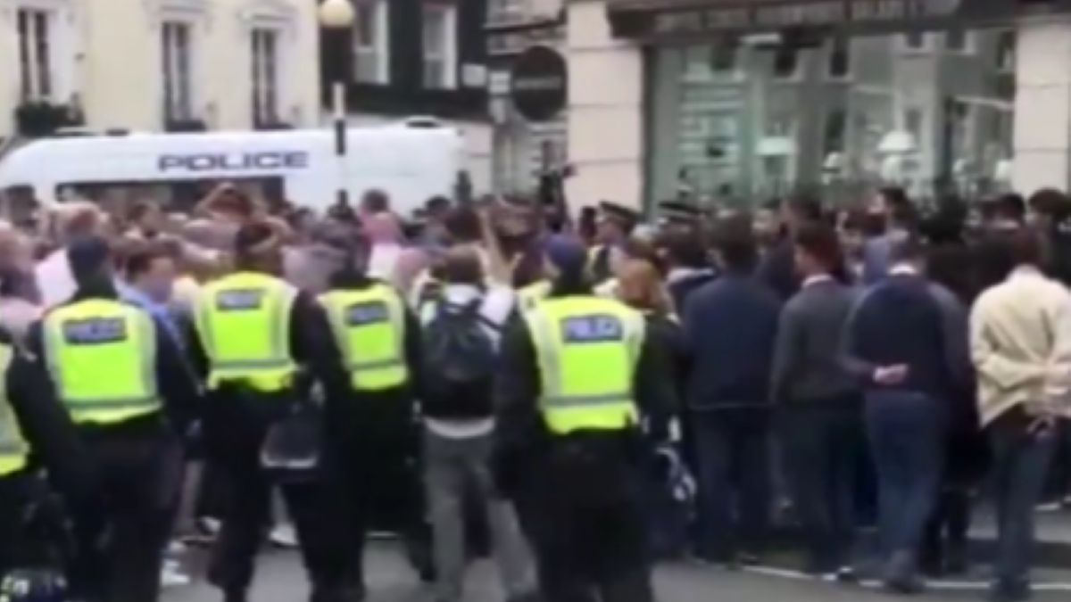 „Allah, Allah, ki a f*szom Allah” – kiáltották a brit hazafiak (VIDEÓ)