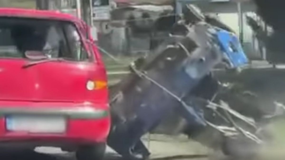 Ez a kis piros autó felszántotta az egész 3-as főutat (VIDEÓ)