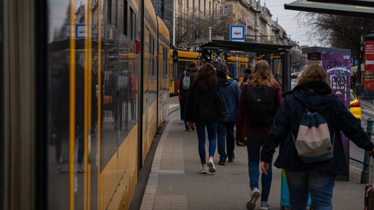 Balhé Kispesten – sörösdobozt vágtak a villamosvezetőhöz, kórházba került