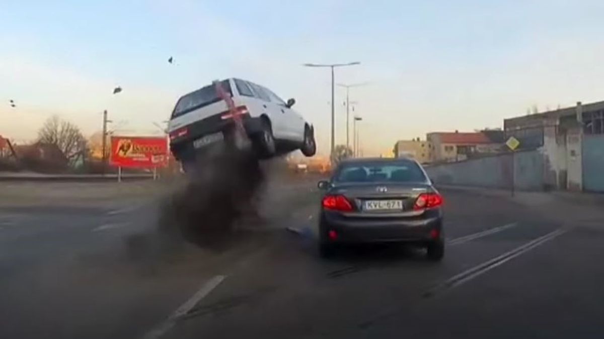 Ilyet még nem látott: akkorát padkázott a Suzuki, hogy repülő lett belőle