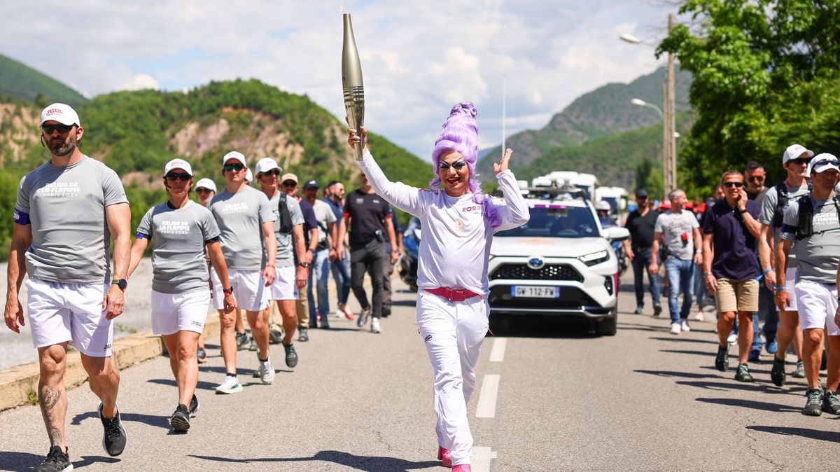 Felvilágosodtak: három drag queen viszi az olimpiai lángot Franciaországban