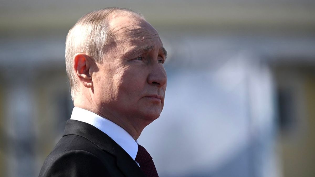Vlagyimir Putyin kivágta egy szarvas szívét, odaadta Berlusconinak, aki erre elhányta magát
